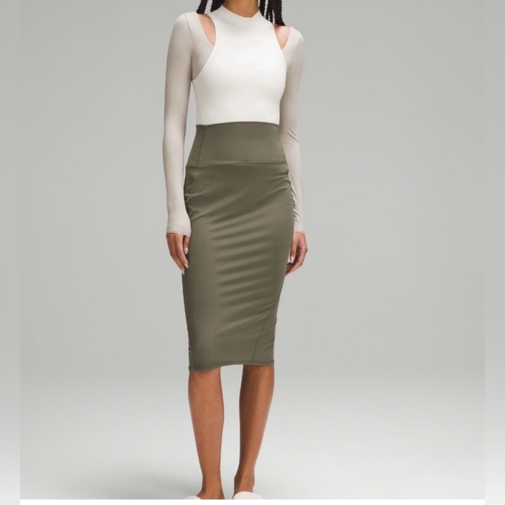 NWT Lululemon Nulu Slim Fit HR Skirt Sz. 2 Army Green